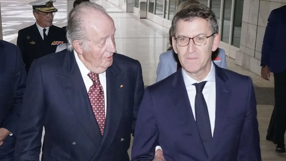 El Rey Juan Carlos I y Alberto Núñez Feijóo, líder del Partido Popular.