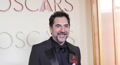 El español Javier Bardem lleva a los Oscar el lema No a la guerra de Pedro Sánchez y un pin pro Palestina