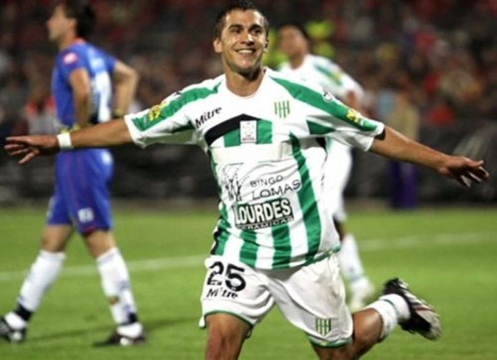 Sebastián Fernández celebrando un gol para Banfield de Argentina, con el que fue campeón