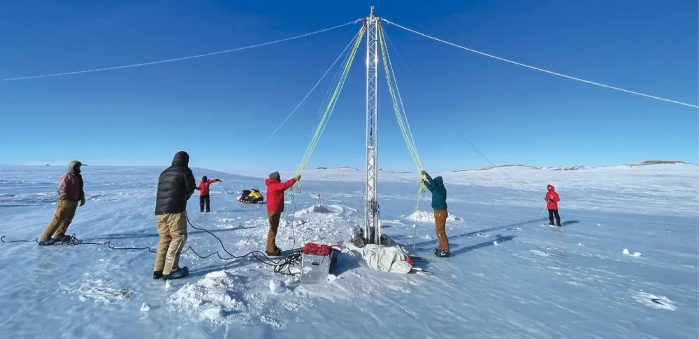 “En el fondo, nos esperan 20.000 años de historia climática comprimidos en apenas un metro de hielo”, dicen los científicos.