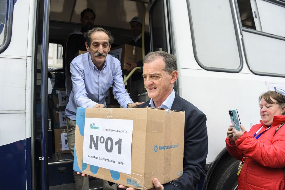 Manini Ríos el día que entregaron las firmas