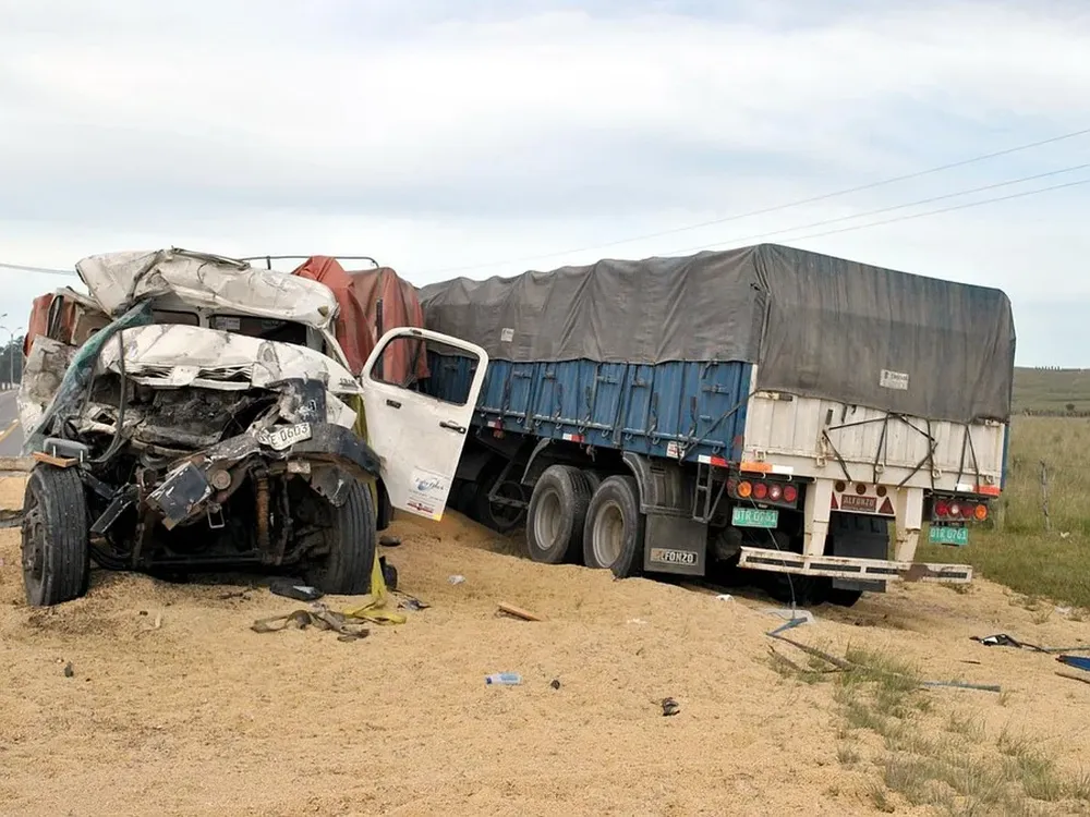 Cuatro camiones y dos autos protagonizaron un desastre en la ruta de 8