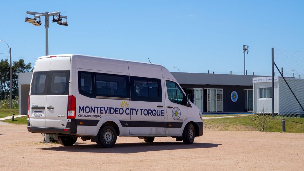 La fachada del edificio de los juveniles de Montevideo City Torque, detrás de una van del club