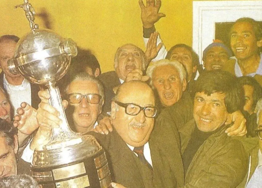 Dante Iocco y Juan Martín Mugica, el técnico de Nacional de entonces, con la Copa Libertadores de América ganada en 1980