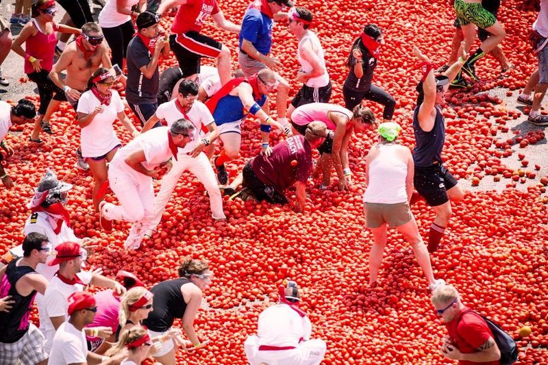 La Tomatina: el día en que un pueblo de 9.000 vecinos se tira 120 toneladas de tomate en una hora