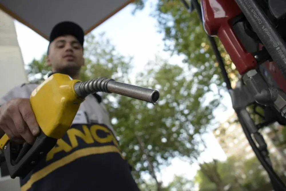 En Maldonado, la gente hizo fila para comprar combustible