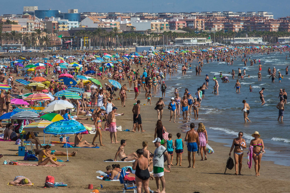 Archivo.- Imagen de una playa colmada de gente.&nbsp;