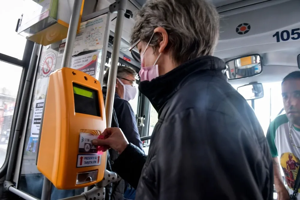 El tapabocas pasó de ser obligatorio a una recomendación, cuando cayó la emergencia sanitaria, en abril pasado en Uruguay
