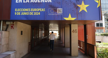 Enrtada a la sede madrileña del Parlamento Europeo manchada con pintura roja