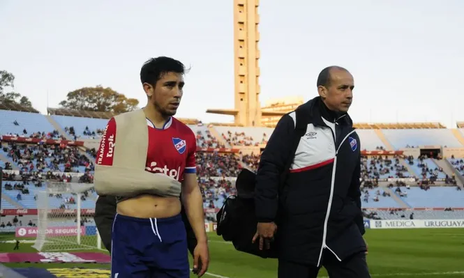 Jorge Fucile salió lesionado del hombro