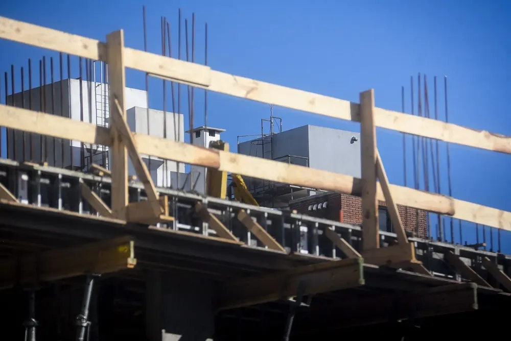 Caída de más de 40% en los flujos de créditos hipotecarios en el último año está dejando a un gran perjudicado: la construcción.