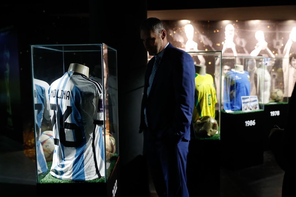 Piezas históricas del fútbol sudamericano, exhibidas en el Museo Conmebol, en Luque (Paraguay). 