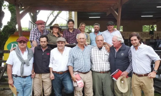 Las familias Zerbino y Barrios Romero con el equipo de Zambrano & Cía y Scotiabank