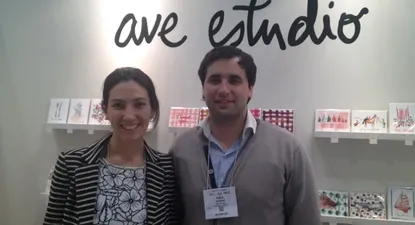 Carolina Leoni junto a Pablo Dutour en el stand de Ave Estudio