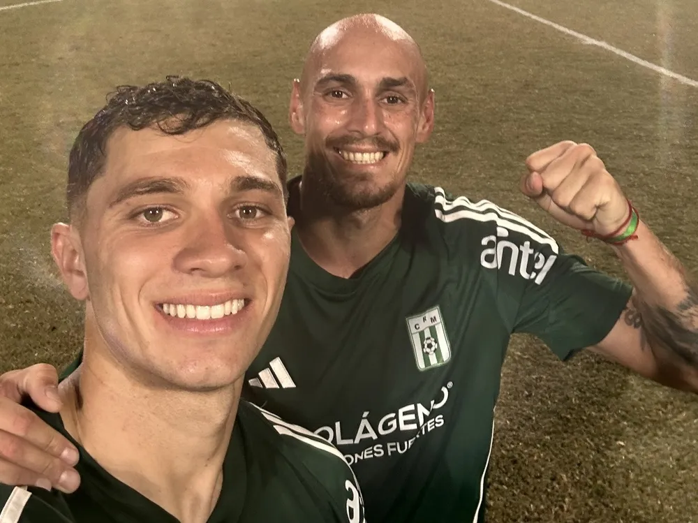 Tom&aacute;s Habib y Nicol&aacute;s Sosa celebran la victoria de Racing ante Wanderers