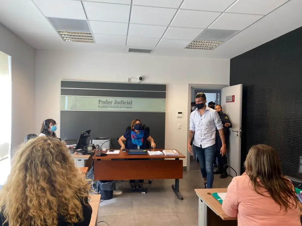 Schiappacasse entrando a la audiencia