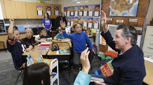 El gobernador de California quiere sacar los celulares de las escuelas: en qué investigación se basa