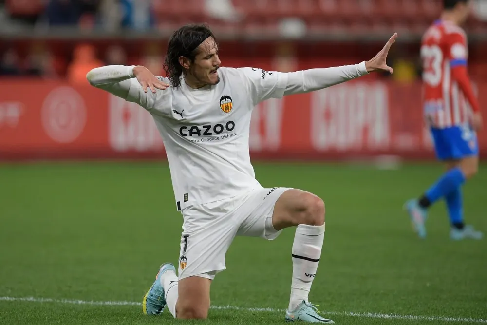 Antes de celebrar, Cavani erró un gol