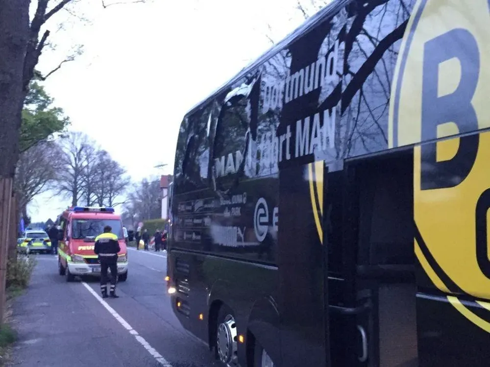 El ómnibus de Borussia Dortmund que sufrió la explosión de tres cargas