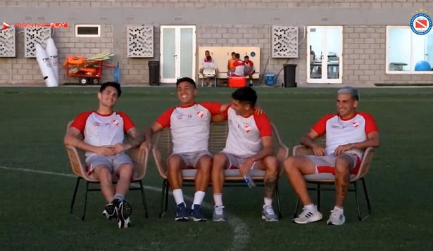 Leandro Lozano en Argentinos Juniors donde fue recibido por Rubén Bentancourt, Mateo Antoni y Alan Rodríguez