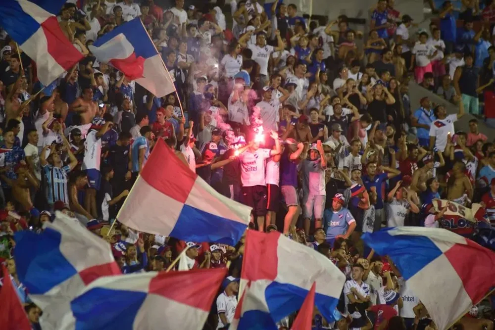 La hinchada de Nacional prendió unas pocas bengalas