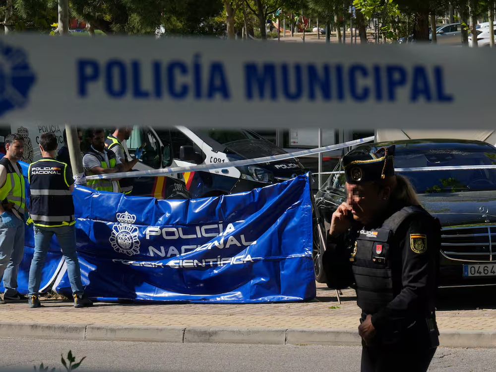 La policía Nacional trabaja en el lugar del crimen.