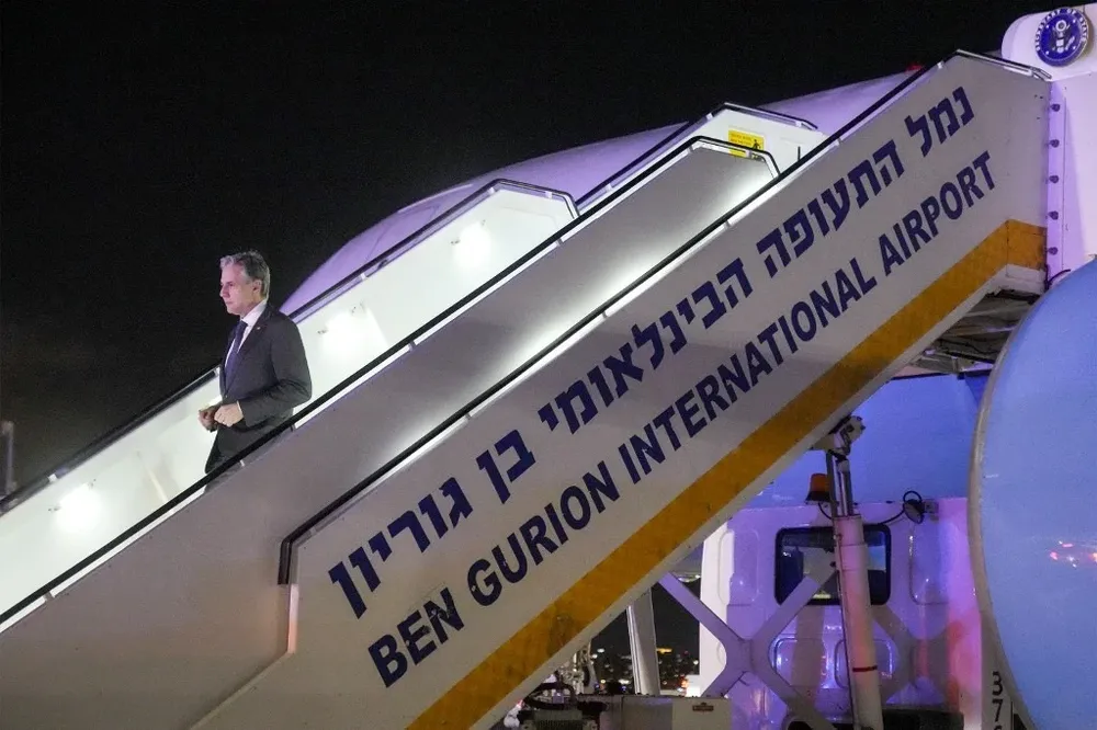 El secretario de Estados Unidos Antony Blinken baja del avión que lo llevó al aeropuerto Ben Gurión de Tel Aviv.