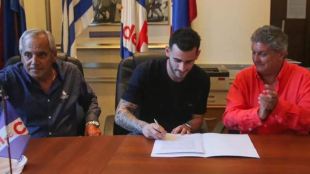 Fuentes y Durán flanquean a Pereiro, quien firma su contrato