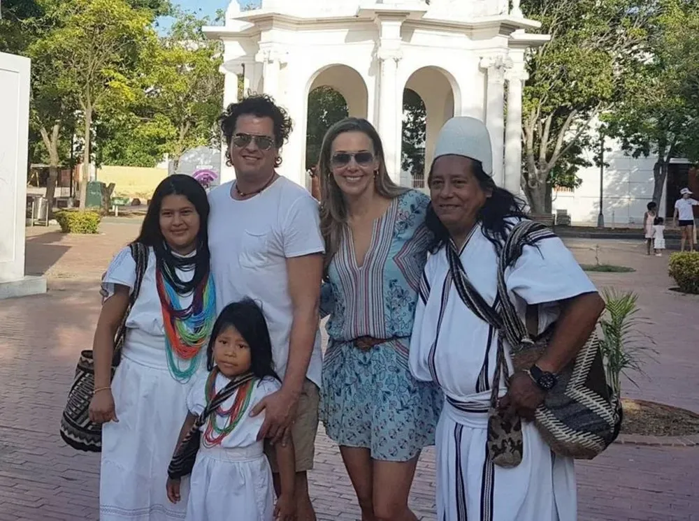 Carlos Vives y su esposa con una familia de Santa Marta