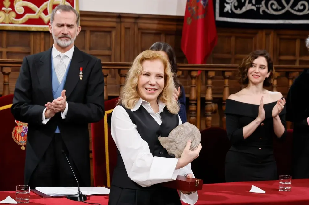 La actriz argentina recibió el Premio Cervantes en lugar de la escritora uruguaya Cristina Peri Rossi