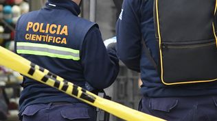 El policía fue encontrado por otros policías con un paro cardiorrespiratorio y abundante sangrado por la boca