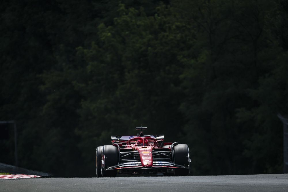 Carlos Sainz lidera los primeros libres.