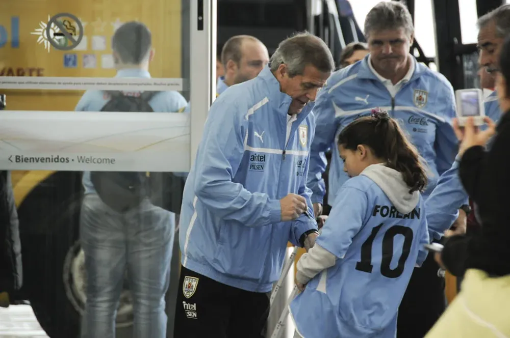 El Maestro firmó autógrafos antes de partir hacia Venezuela