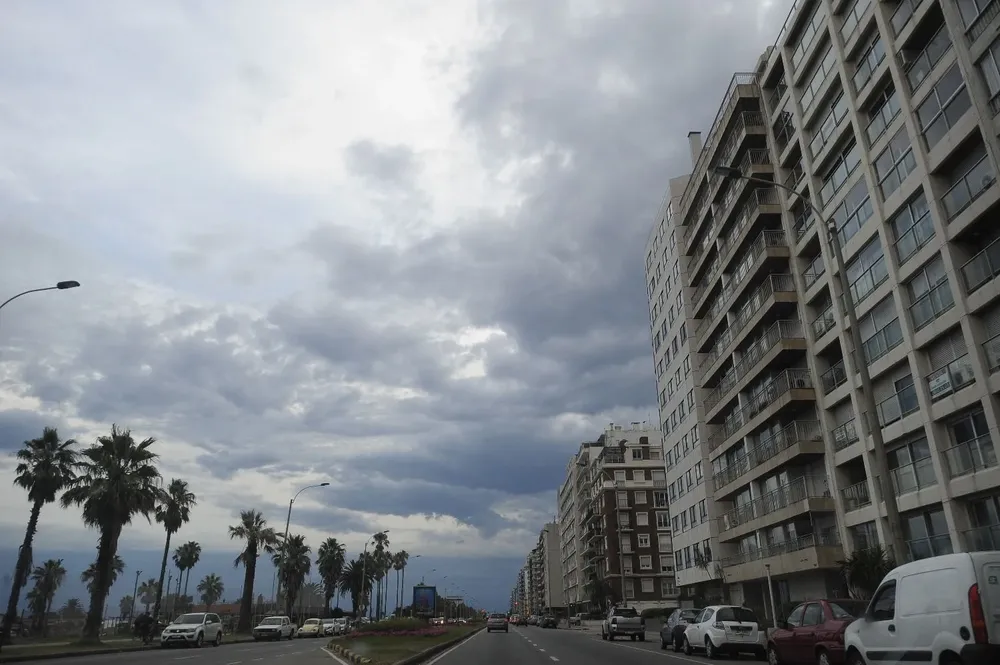 Se espera un día nublado y caluroso en Montevideo, con algunas lluvias