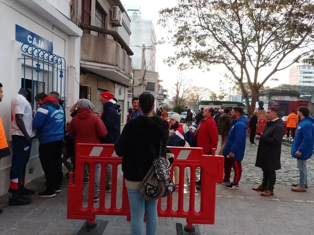 Colas para adquirir la 9 de Suárez