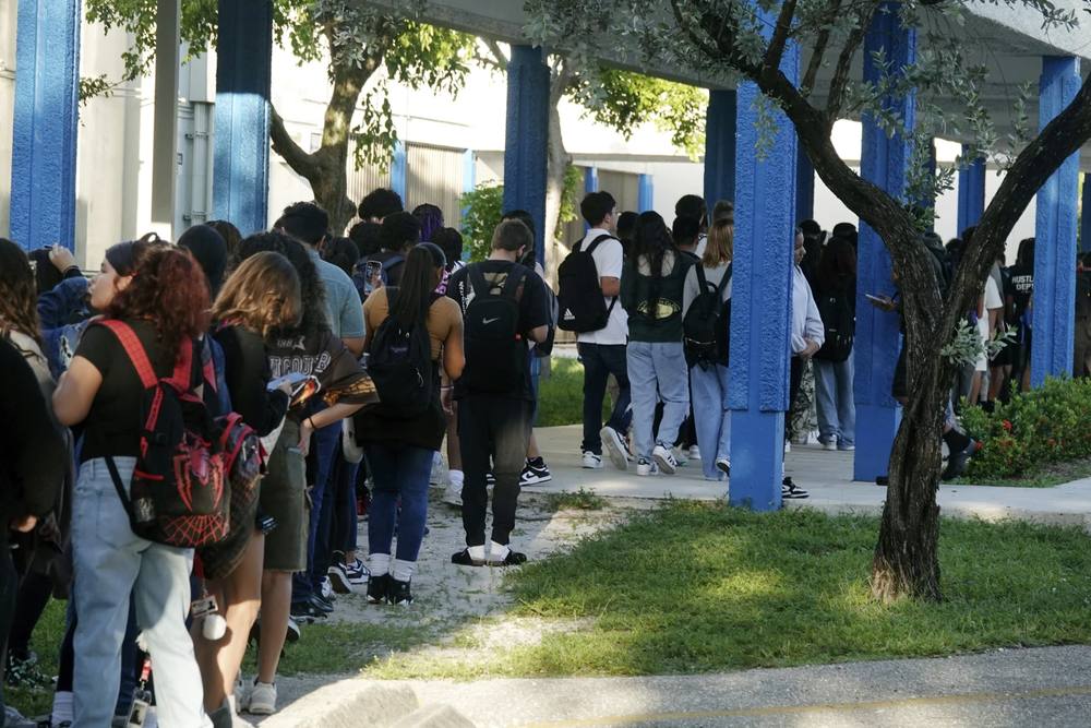 Estudiantes del condado de Broward hacen fila para pasar por detectores de metales antes de ingresar a la escuela