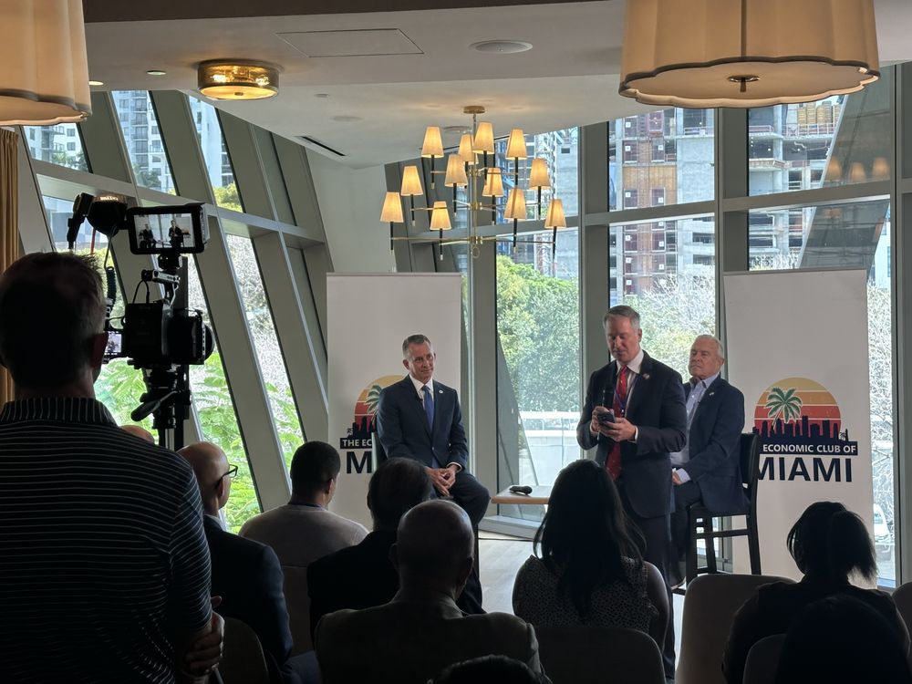 El director del Club Económico de Miami, Francisco González, presenta al candidato a gobernador demócrata David Jolly.