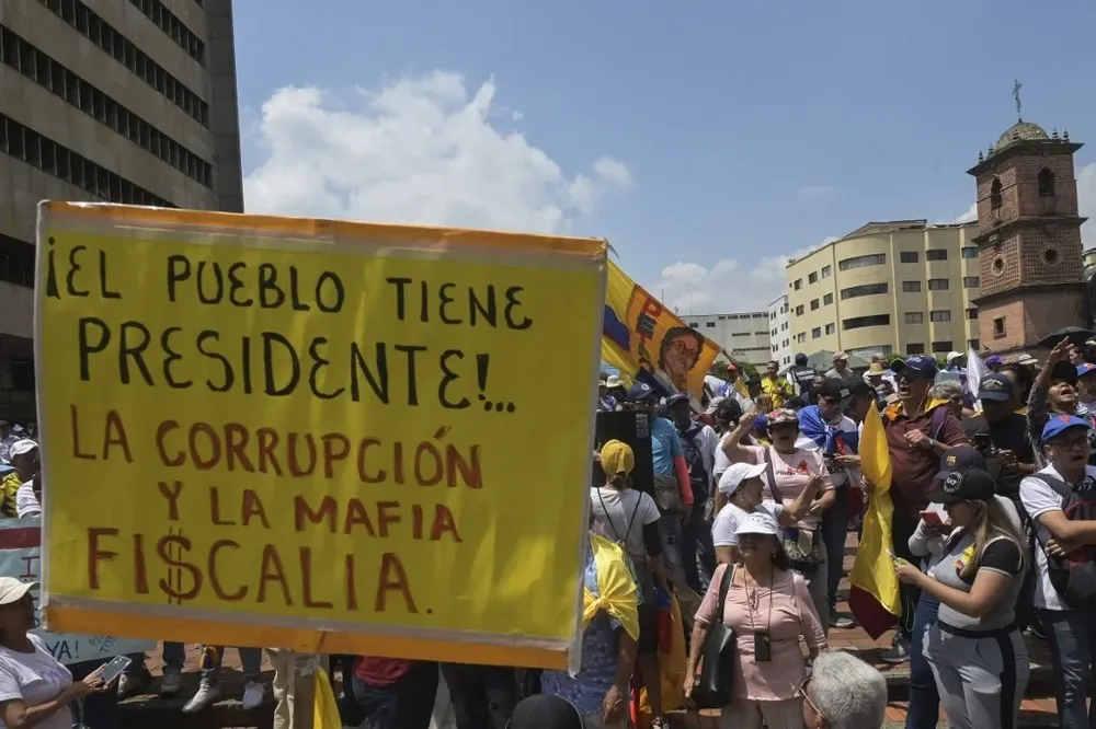 Los manifestantes, al igual que Petro, acusan al titular de la Fiscalía General y su mano derecha de procurar “desesperadamente la ruptura del orden institucional”.