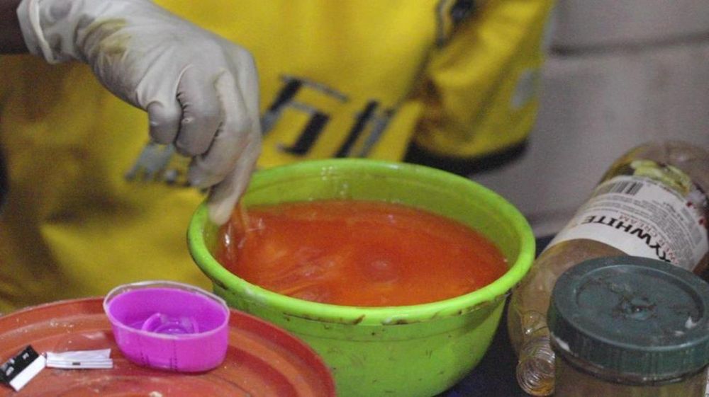 En los mercados nigerianos, los llamados "mixólogos" crean desde cero cremas para blanquear la piel, en condiciones pocos higiénicas y sin respetar las leyes sanitarias.