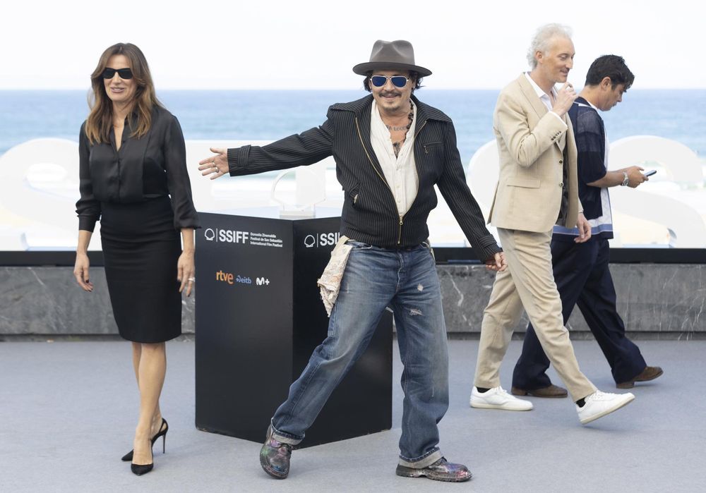 Johnny Deep junto a los actores Riccardo Scarmarcio, Luisa Raineri y Bruno Gouery tras presentar su película Modi, three days on the wing of madness en la 72 edición del Festival de Cine de San Sebastián. EFE