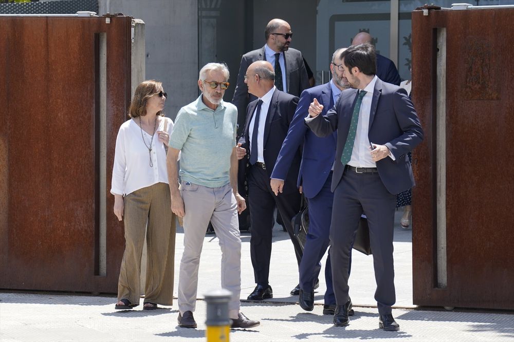 Imanol Arias y su hermana Ana Isabel a su salida de la Audiencia de San Fernando de Henares para declarar ante el juez por el caso Nummaria, a 04 de junio de 2024, en Madrid (España).