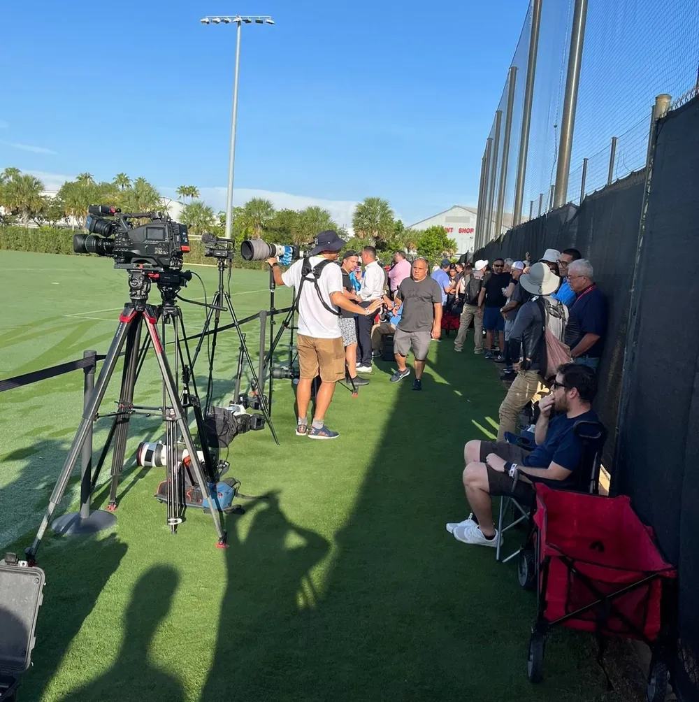 Periodistas en la primera práctica de Leo Messi