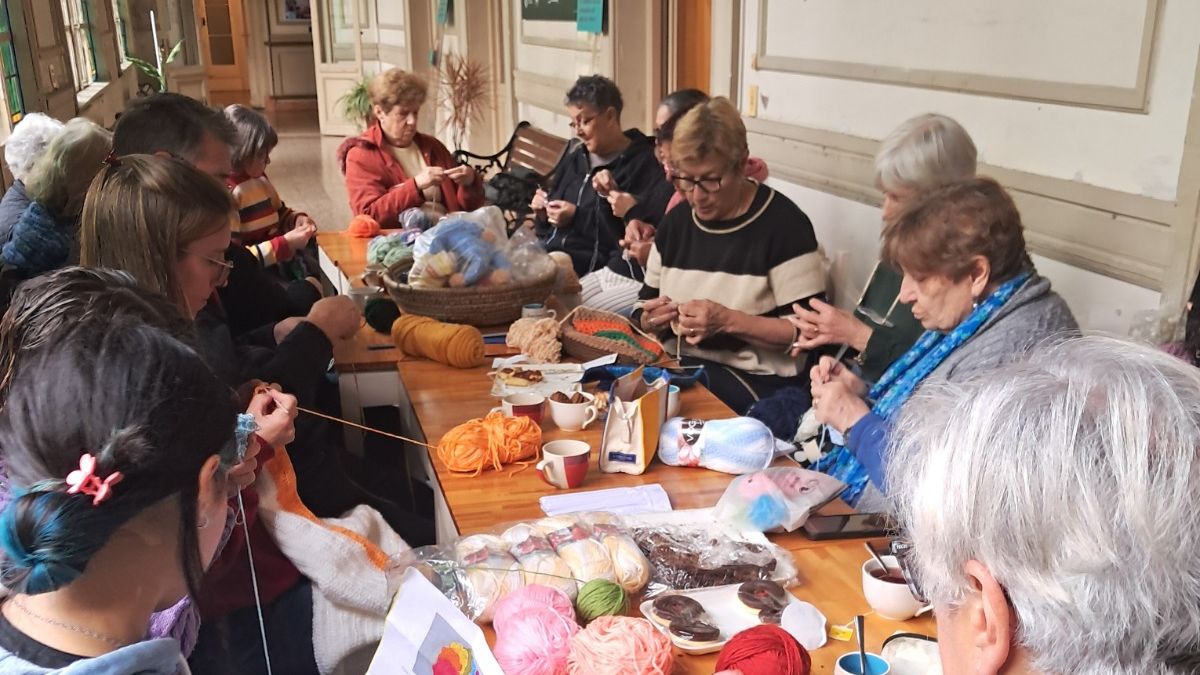 El tejido en público tiene su día internacional y en Uruguay, con apoyo del SUL, se conmemorará en un museo