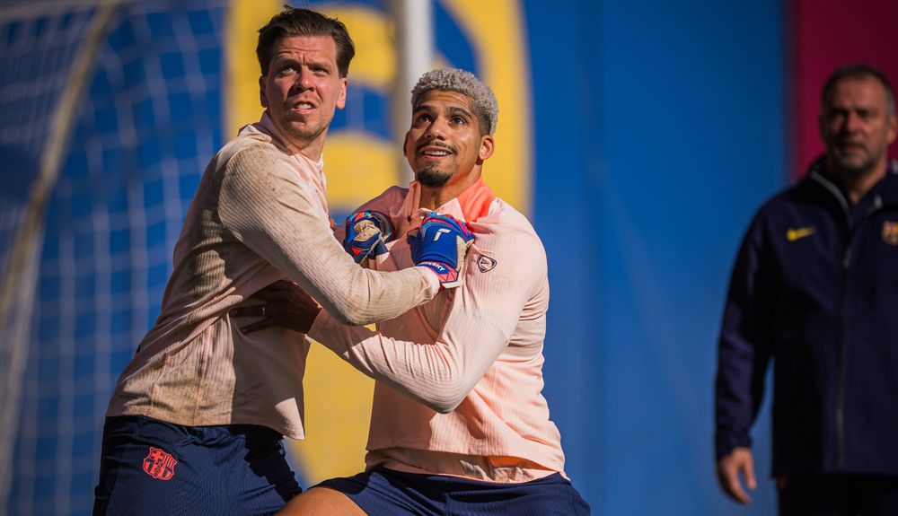Ronald Araujo en un entrenamiento del Barcelona, junto a Wojciech Szczęsny