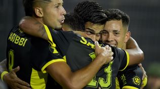 Peñarol celebra el 1-0, convertido por Arezo