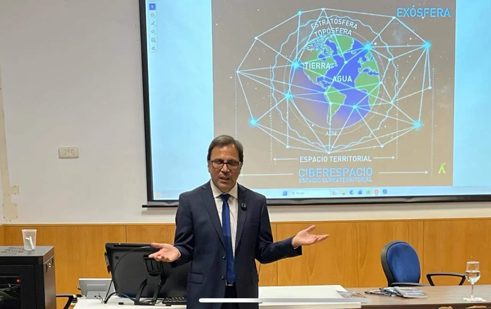 El ex alcalde y embajador argentino Darío Giuztozzi, durante la presentación de su libro en la Universidad Rey Juan Carlos de Madrid.