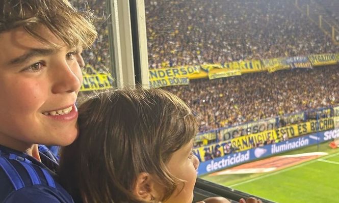 Bautista y Silvestre, los dos hijos varones menores de Edinson Cavani, fueron a La Bombonera a ver a Boca Juniors