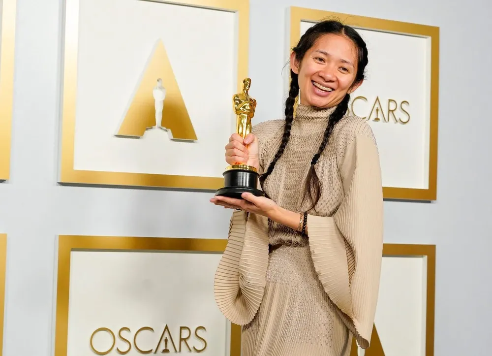 Chloé Zhao se llevó dos de los cuatro premios a los que estaba nominada