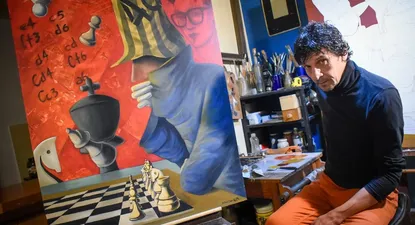 Fabián Mendoza junto a su obra en homenaje a Carlos Federico Cabezudo