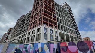 Las banderas de Uruguay se ven claramente al ingreso de la Villa Olímpica